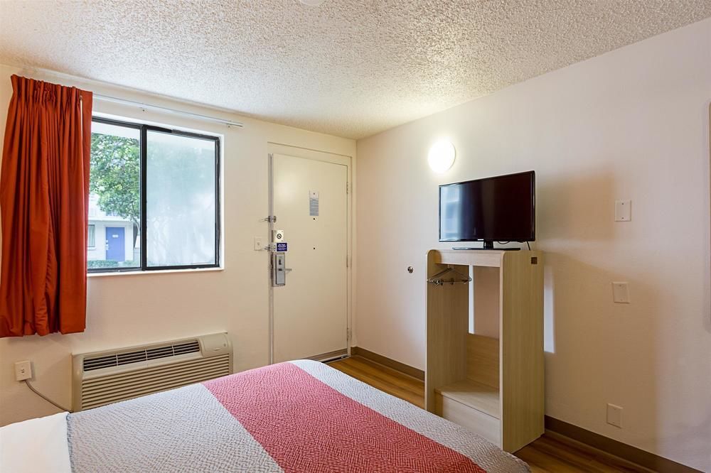 Super 6 Inn & Suites Baton Rouge Bagian luar foto
