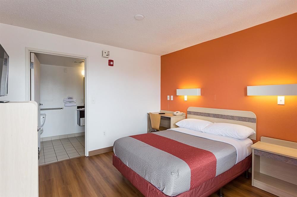 Super 6 Inn & Suites Baton Rouge Bagian luar foto