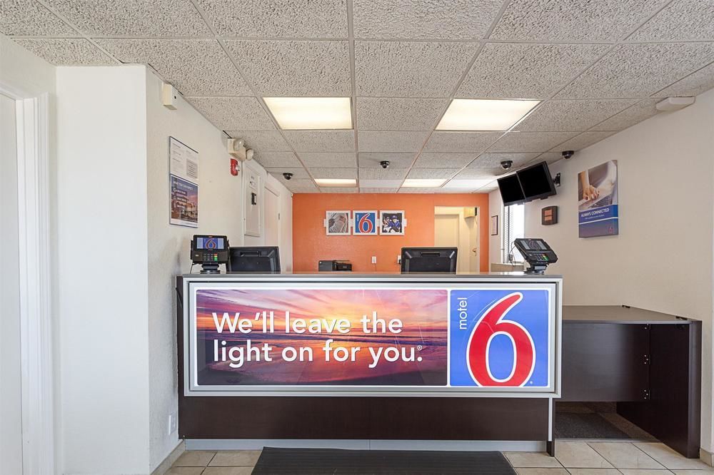 Super 6 Inn & Suites Baton Rouge Bagian luar foto