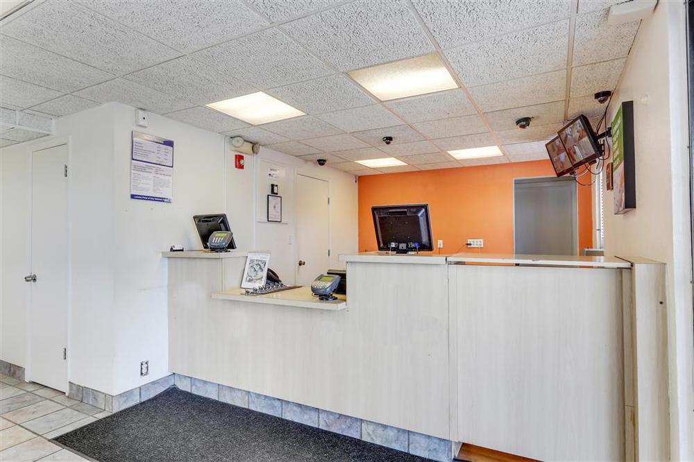 Super 6 Inn & Suites Baton Rouge Interior foto